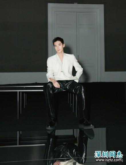 杨洋真空穿西装，搭配黑色皮裤，黑白配的造型又飒又酷